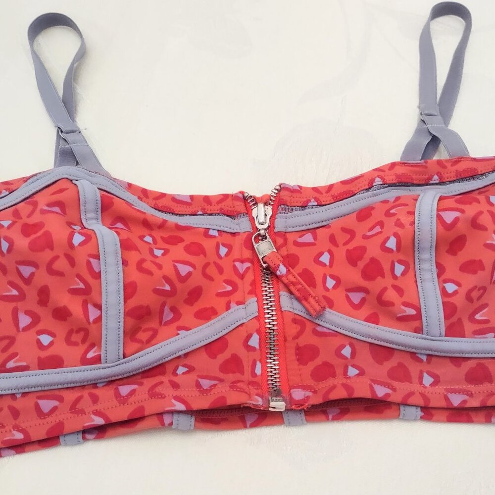 Front Zip sport bra in Pebbles print, size M. EUC